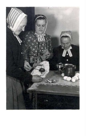 Das Färben von Ostereiern in Schleife : Bildende Volkskunst - Ostereier. Ort: Slepo / Schleife. Wachsen von Ostereiern in Schleife.