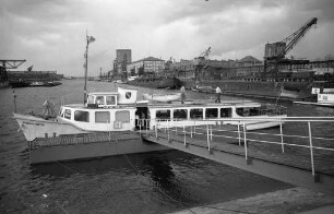 Erster Start des städtischen Motorbootes "Friedrich Töpper vom neuen Landungssteg am Kopfende des Rheinhafen-Mittelbeckens.