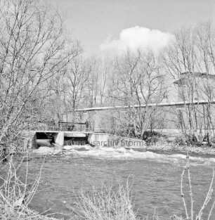 Trave: links Oldesloer Mühlenwehr: hinten Bäume: rechts dahinter Weizenmühle
