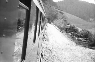 Tunnelstrecke mit Zug; Tieferlegen eines Gleises