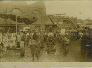Soldaten transportieren schwere Geschütze an der Westfront