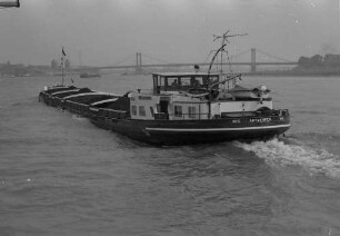 Duisburg: Hafenrundfahrt, Rheinfrachter