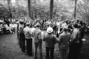 Männergesangverein "Arion" von 1890 e. V.: Weizenkoppel: Waldfest: vorn Chor beim Gesangsvortrag: hinten Zuhörer: Wald