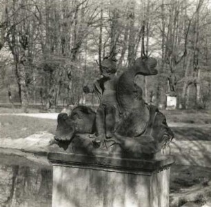 Altdöbern. Schloß Altdöbern. Schloßpark, Wasserparterre. Putto auf Delphin reitend. Sandstein (um 1750/55). Knöffler, Gottfried (1715-1779)