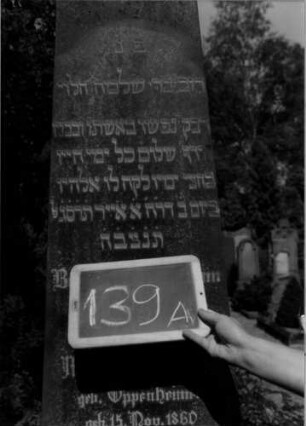 Grabstein 139 (Index: 100109793) Material: Granit Zustand: gut Maße HxBxT: 230x53x42 cm Beschreibung: Obelisk, Doppelsockel Steinmetz: K. Isenmann Besonderheit: Doppelgrab: Grabstein 139A