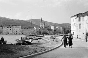 Trogir: Stadtansicht mit Booten und Personen im Vordergrund