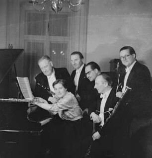 Gruppenaufnahme vom Bläserquintett und Pianistin Gudrun Brandner-Siegert der Staatskapelle (Prof. Rucker)