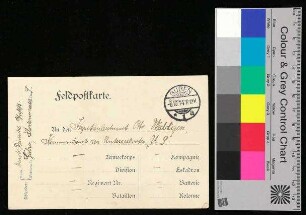 Auf der Postkarte ist ein Zeitungsausschnitt