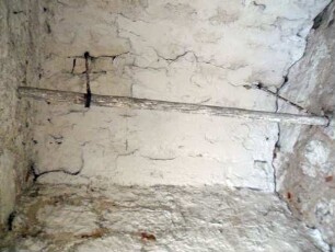 Stadtbefestigung-Ansicht im Osten - quadratischer Wehrturm am (ehemaligen) Nürnberger Hof-Erdgeschoß mit Eingang und Raum sowie gewölbter Decke