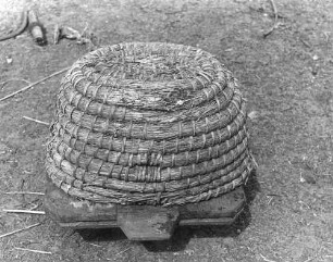Bienenzucht in Sabrodt : Handwerkstechniken - Bienenzucht und Wachszieherei. Ort: Zabrod / Sabrodt. Bienenstock aus Stroh mit und ohne "delka" (Brett, das unter den Bienenstock gehört)