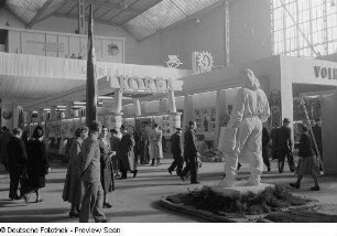 Besucher in der Messehalle X vor der Dokumentarausstellung "Korea"