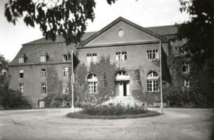 Bad Muskau. Moorbad und Kurverwaltung im ehemaligen Kavaliershaus der Schloßanlage. Südfront