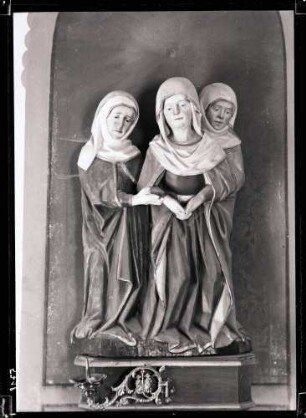 Kirche; Trauernde Frauen (Holzplastik)