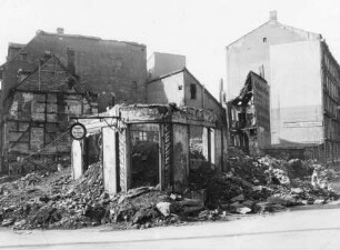 Zerstörte Ecke Münzgasse und Beethoventraße (heute Straße des 17. Juni)