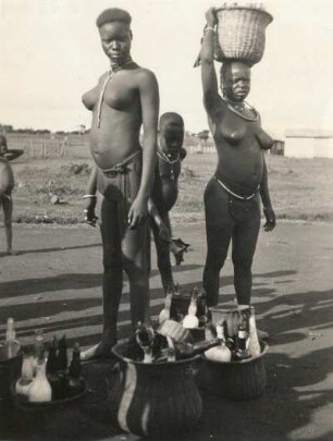 Afrika. Frauen eines ostafrikanischen Stammes auf dem Markt