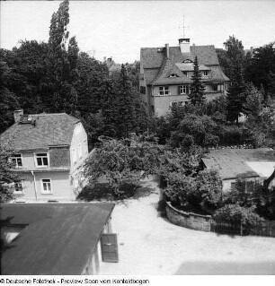 Villa mit Garten (Ardenne?)