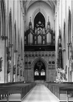 Ulm. Münster Unserer Lieben Frau (1377/1543; H. Parler, M. Parler 2 u. a. und Weiterführung 1844-1890; A. v. Beyer). Mittelschiff nach Westen zur Orgelempore (Orgel 1889 von Walcker; Prospekt- und Empore A. v. Beyer; 1967 Orgelneubau)