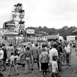 Schützenfest: Veranstalter Bürgerschützengilde von 1627 e.V. Bad Oldesloe: Volksfestplatz auf Exer: Karussell, Riesenrad, Jahrmarktstände: Besucher, 25. Juli 1976