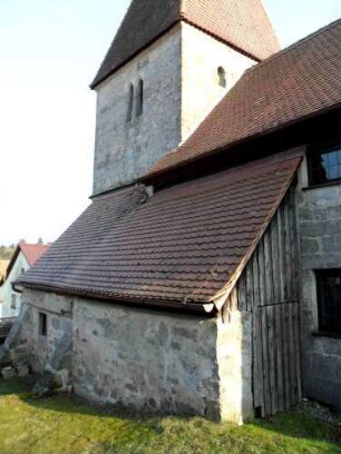 Götteldorf-Kirche (spätromanische Gründung im 13 Jh) von Nordwesten über Kirchturm mit Sakristei (16 Jh) sowie Langhaus (neuzeitlich verändert) mit Anbau