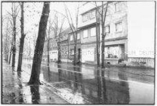 Dörfliche Straßenansicht (Sonderthema: Umweltschutz - Umweltzerstörung)