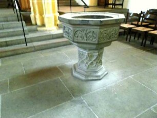 Stiftskirche-Langhaus Innen-Taufbecken (1472) von Nordwesten mit Ornamentik in halbplastischer Steinmetzarbeit in Übersicht