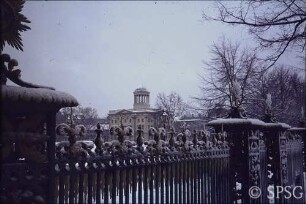 Berlin, Schlossgarten Charlottenburg, Blick durch Küchenfenster auf Stülerbau, im Winter.