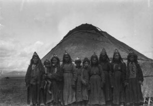 Gruppenportrait : Portrait einer Gruppe aus Zentralasien in traditioneller Kleidung vor einer Jurte im Tian Shan Hochgebirge