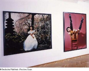 Raumaufnahme : Raumaufnahme mit den Selbstporträts nach Vivian Leigh und Liza Minelli; 1996 in der Ausstellung: True Fictions - Inszenierte Fotokunst der 1990er Jahre. Kunst Haus Dresden, Galerie für Gegenwartskunst, 16.08.2002-27.10.2002