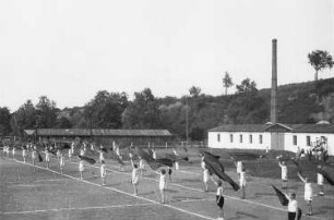 Sportfest von Arbeitersportlern in Heidenau, Kinder und Jugendliche während einer Massenübung mit roten Tüchern
