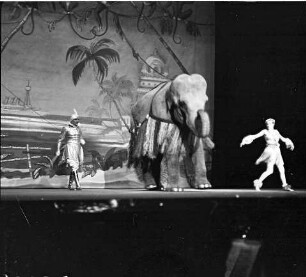 Wintergarten: Althoffs Tanzende Elefanten; Elefant tanzt Rumba mit Strohkleid