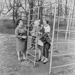 Kindergarten Hainitz : Hainitz. Kinder des Kindergartens beim Spielen am Klettergerüst