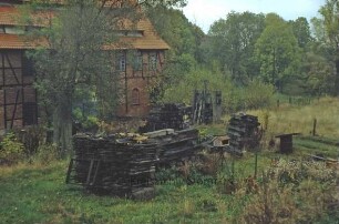Drahtmühle: Frontseite(Süden) mit Wehr und Holzstapeln davor