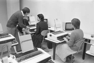 Inbetriebnahme von vier neuen Bildschirmschreibmaschinen zur Ausbildung von Bürogehilfinnen bei der Engelbert-Bohn-Schule