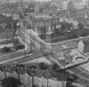 Straßenkreuzung Wilhelm-Pieck-Straße (Stauffenbergallee) und Thälmannstraße in Erfurter Krämpfervorstadt : Blickrichtung Nordwesten