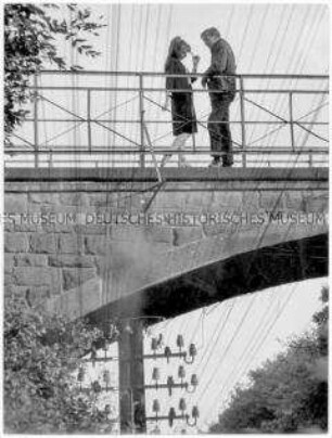 Junges Paar auf Brücke