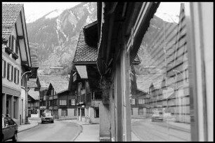 Brienz: Ortstraße mit Holzhäusern