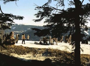 Schauinsland: Rastende am Waldrand; Hintergrund Feldberg