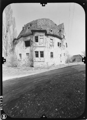 Triptis-Oberpöllnitz. Ehem. Landschloß der Freiherren von Pöllnitz (wohl 1414, Umbau E. 16.Jh. / A. 17.Jh, Renovierung 1848). Ansicht von Westen