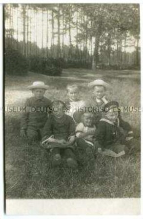 Kindergruppe auf einer Wiese
