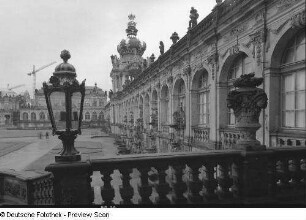 Dresden-Altstadt. Zwinger (1709-1728; M. D. Pöppelmann, B. Permoser). Langgalerie mit Kronentor