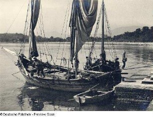Zwei Fischerboote und ein Ruderboot an einer Anlegestelle