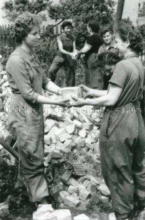 Frauen im Nationalen Aufbauwerk (NAW) der Deutschen Reichsbahn Stendal sortieren Steine