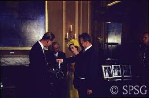 Berlin, Schloss Charlottenburg, Staatsbesuch von Queen Elizabeth II. von England, Begutachtung eines Geschenks (astronomisches Fernrohr).