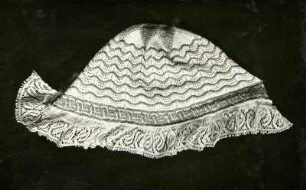 Haube mit Stickerei, Siebeldingen