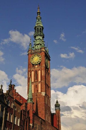 Turm des Rathauses : Im Turm des Rechtstädtischen Rathauses befindet sich ein Glockenspiel. Aufgenommen am 7. Juli 2009 in Gdansk (Danzig). Foto Uwe Gerig
