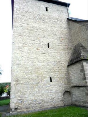 Haueda-(Evangelische Kirche) - Kirchturm von Süden mit Schießscharten (Schlitzscharten) sowie Werksteinen im Mauersteinverband