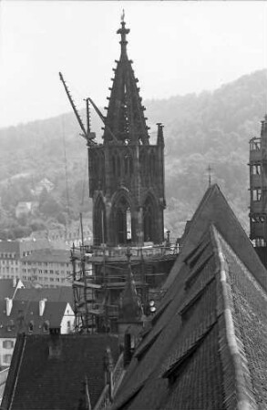 Freiburg: Hahnenturm des Münsters im Gerüst
