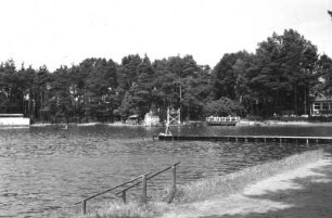 Weixdorf-Friedersdorf. Waldbad Weixdorf. Badeteich mit Laufsteg und Sprungturm, rechts die Gaststätte
