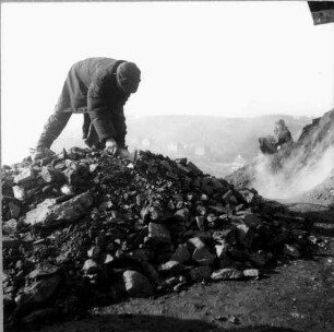 VEB Steinkohlenwerk "Willi Agatz" Freital, Paul-Berndt-Grube. Kohlenklauber auf der Halde : Freital-Döhlen. VEB Steinkohlenwerk "Willi Agatz" Freital, Paul-Berndt-Grube. Kohlenklauber auf der Halde