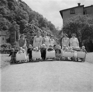 Greiz. Krippenerzieherinnen mit Kleinkindern (teilweise in Kinderwagen) bei einem Spaziergang